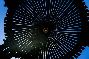 Mavi gökyüzünde eski ahşap kuleler