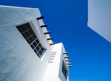 Tropikal bahçedeki en üst katın balkon ve çatılı manzarası.