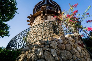 Mavi gökyüzünde eski ahşap kuleler