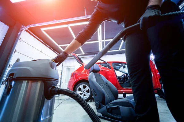 Servicio de limpieza de coche asiento de coche con aspiradora. —  Fotos de Stock