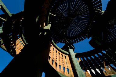 Mavi gökyüzünde eski ahşap kuleler