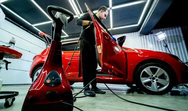Bil servicearbetare rengöring bilbarnstol med en ångtvätt — Stockfoto