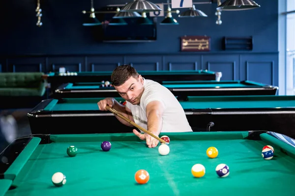 Tekerlekli sandalyedeki engelli yetişkin adamlar kulüpte bilardo oynarlar. — Stok fotoğraf