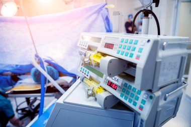 Ameliyathanede ekipman ve tıbbi aletler var.