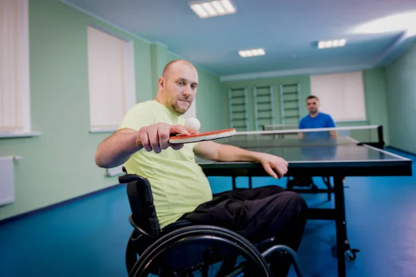 Erwachsene behinderte Männer im Rollstuhl spielen Tischtennis — Stockfoto