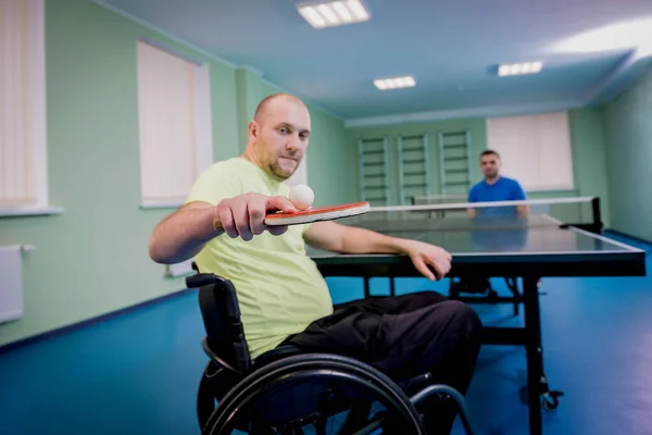 Hombres discapacitados adultos en silla de ruedas jugando al tenis de mesa — Foto de Stock