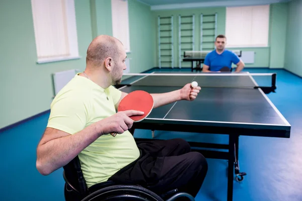 Erwachsene behinderte Männer im Rollstuhl spielen Tischtennis — Stockfoto