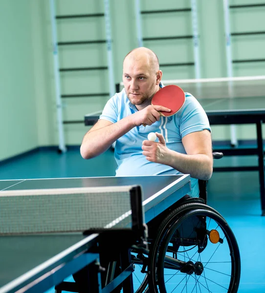 Behinderter Mann im Rollstuhl trainiert vor Tischtennis-Spiel — Stockfoto