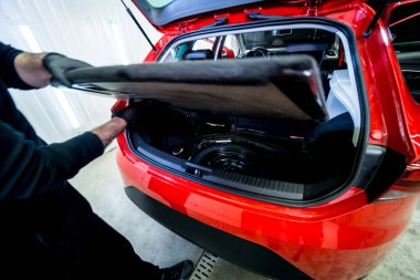 Araba servisi çalışanı arabanın içini sökmüş.