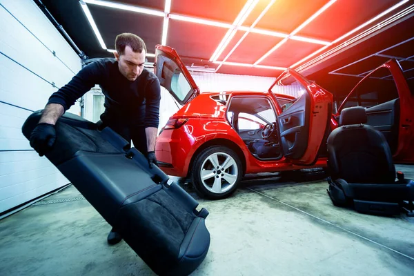 Trabajador de servicio de coches desmontar el interior del coche —  Fotos de Stock