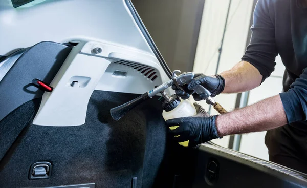 Een automonteur reinigt het interieur met een speciale schuimgenerator — Stockfoto