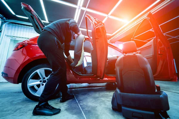 Trabajador de servicio de coches desmontar el interior del coche —  Fotos de Stock