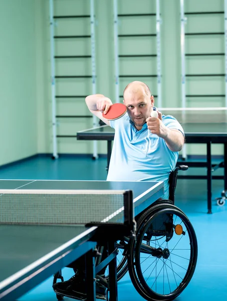 Behinderter Mann im Rollstuhl trainiert vor Tischtennis-Spiel — Stockfoto