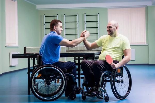 Discapacitados hombres adultos estrechando la mano después de jugar al tenis de mesa —  Fotos de Stock