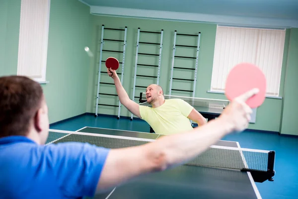 Erwachsene behinderte Männer im Rollstuhl spielen Tischtennis — Stockfoto