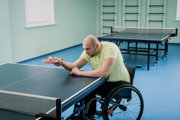 Behinderter Mann im Rollstuhl trainiert vor Tischtennis-Spiel — Stockfoto