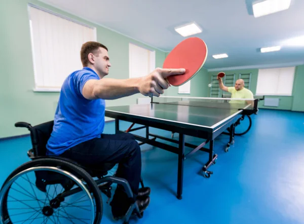 Erwachsene behinderte Männer im Rollstuhl spielen Tischtennis — Stockfoto