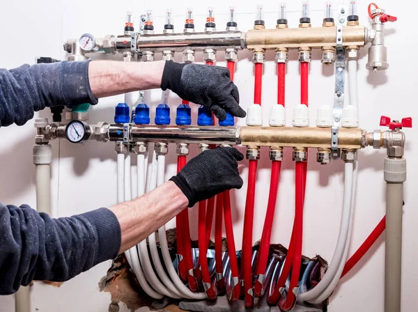 Pipefitter instalar sistema de sistema de aquecimento radiante em casa — Fotografia de Stock