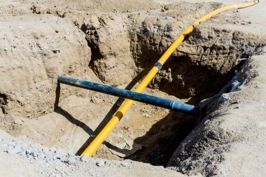 İnşaatta elektrik kabloları ve optik lifler kazılıyor