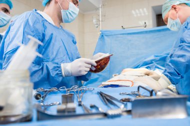 Cerrahi ameliyathanede rehberlik cerrahları ekibinin altında göğüs büyütme ameliyatı..