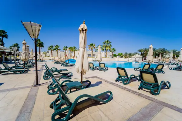 Tumbonas junto a la piscina de los hoteles —  Fotos de Stock