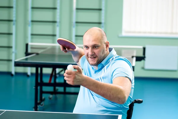 Adulto discapacitado en silla de ruedas antes de jugar al tenis de mesa — Foto de Stock