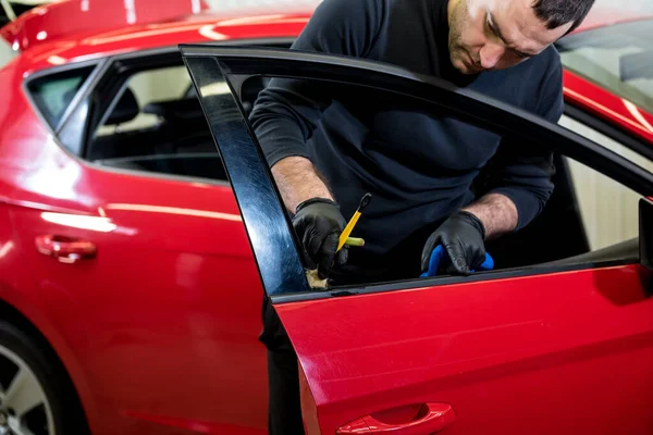Car service worker czyści wnętrze specjalną szczotką — Zdjęcie stockowe