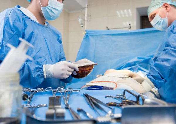Aumento del seno sotto la guida chirurghi team in sala operatoria chirurgica. — Foto Stock