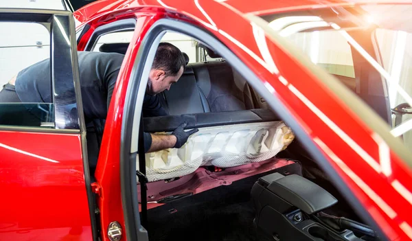 Car service worker disassemble the interior of the car — Stock Photo, Image