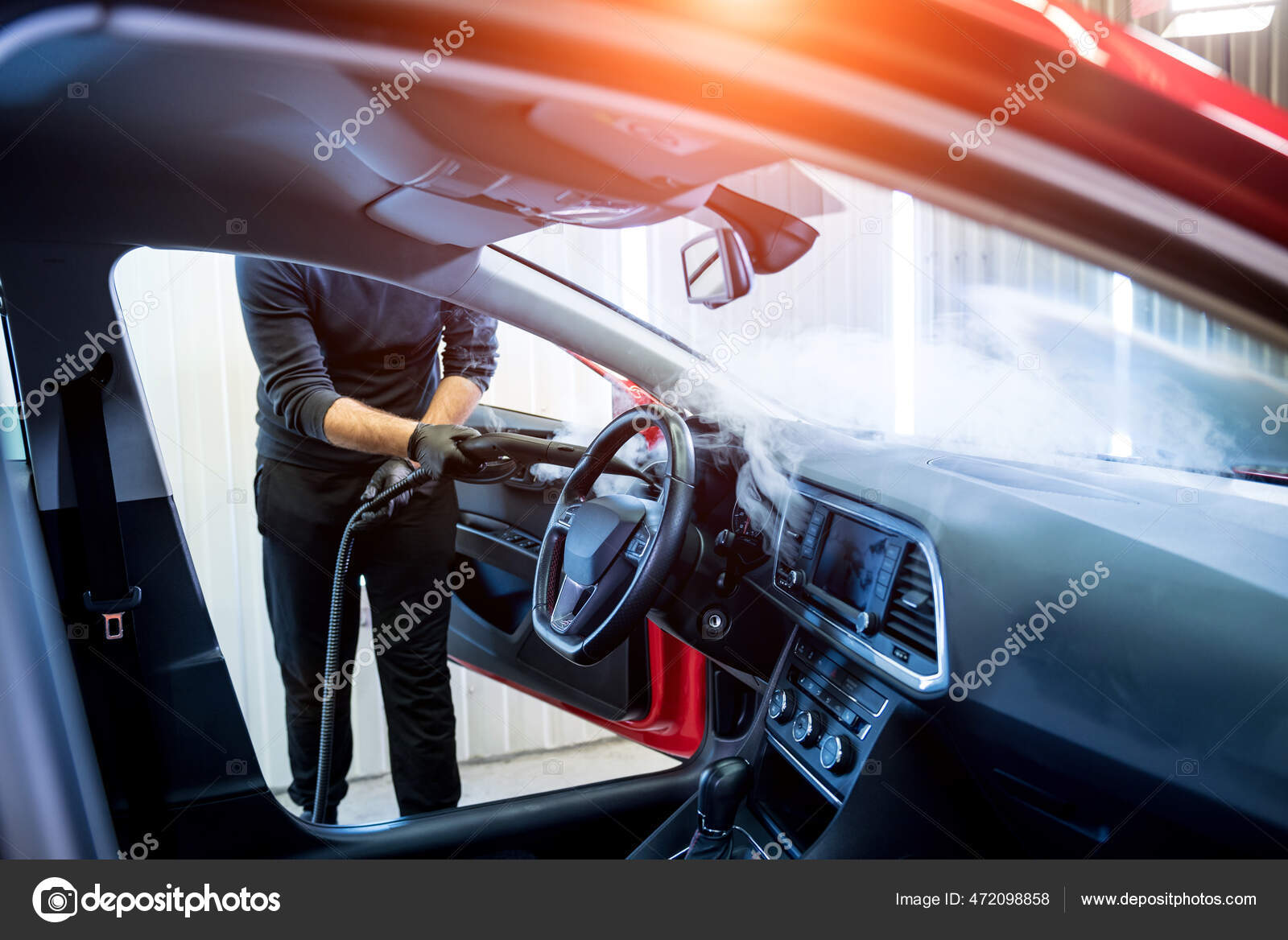 車のサービスワーカーは スチームクリーナーで内部をきれいにします ストック写真 C Romaset
