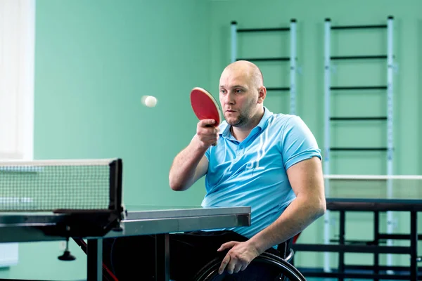 Behinderter Mann im Rollstuhl trainiert vor Tischtennis-Spiel — Stockfoto