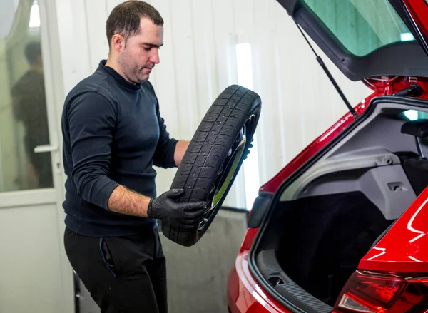 Araba servisi çalışanı arabanın içini sökmüş.