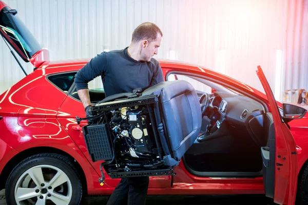 Bilservicearbetare monterar isär bilens inre delar — Stockfoto