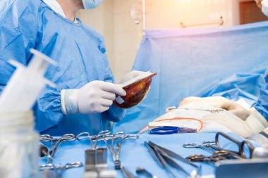 Cerrahi ameliyathanede rehberlik cerrahları ekibinin altında göğüs büyütme ameliyatı..