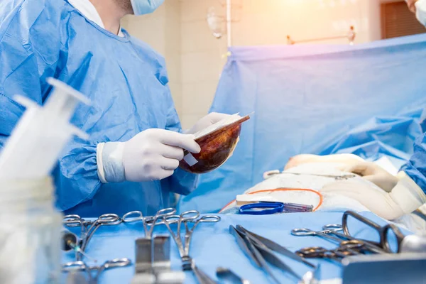 Cerrahi ameliyathanede rehberlik cerrahları ekibinin altında göğüs büyütme ameliyatı..