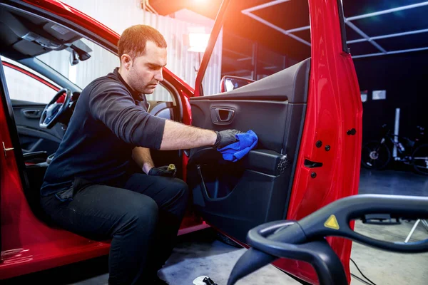 Car service worker czyści wnętrze specjalną szczotką — Zdjęcie stockowe