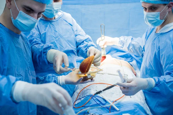 Bröstförstoring under ledning kirurger laget i kirurgiska operationssalen. — Stockfoto