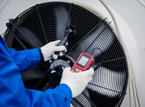 Ensayo con un anemómetro de un ventilador axial de la unidad de condensación —  Fotos de Stock