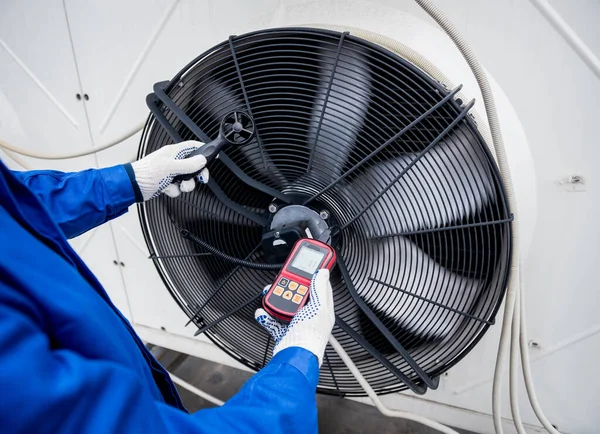 Testing with an anemometer of an axial fan of the condensing unit