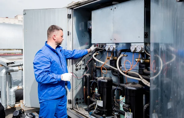 Widerstandsprüfung von Temperatursensoren im Bereich der Kühlversorgung der Lüftungsanlage — Stockfoto