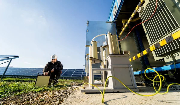 Ejecución de trabajos de medición eléctrica en el transformador de potencia —  Fotos de Stock