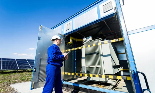 電力変圧器における電気測定の実行 — ストック写真