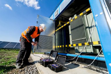 Elektrik ölçümlerinin çalıştırılması güç transformatöründe çalışır.