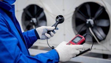 Yoğunlaştırma ünitesinin eksensel fan anemometresi ile test ediliyor
