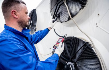 Yoğunlaştırma ünitesinin eksensel fan anemometresi ile test ediliyor