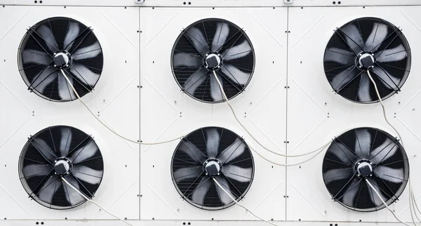 Acondicionadores de aire en el techo de un edificio industrial. HVAC — Foto de Stock