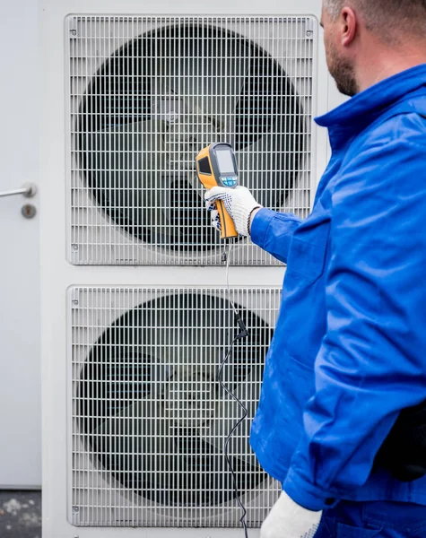 Técnico utiliza un termómetro infrarrojo de imagen térmica para comprobar el intercambiador de calor de la unidad de condensación. —  Fotos de Stock