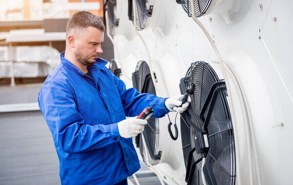 Тестирование с анемометром осевого вентилятора конденсатора