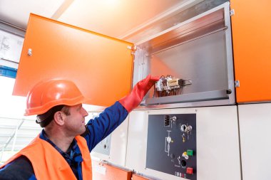 Mühendis yüksek voltaj hücrelerinde indüklenmiş voltaj olmadığını kontrol ediyor.