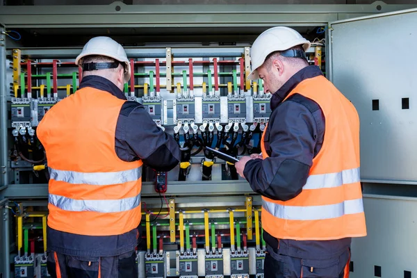 Vérification des niveaux de tension de fonctionnement du compartiment de commutation du panneau solaire — Photo